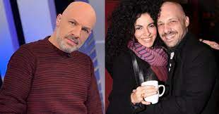 Δεν θέλω να σου απαντήσω και σε όλες τις ερωτήσεις!. O Nikos Moytsinas Me Mallia H Spania Fwtografia Apo To Parel8on Kai To Asteio Sxolio Ths Marias Solwmoy