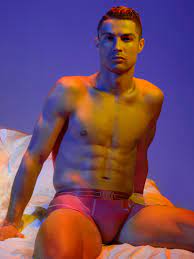 Cristiano Ronaldo, ostenta il suo fisico statuario nella nuova campagna di  underwear | GQ Italia