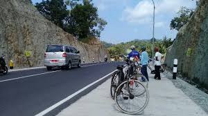Maybe you would like to learn more about one of these? Meski Bahaya Wisatawan Tetap Swa Foto Di Sekitaran Jalan Pantai Suwuk Kebumen Rri Purwokerto