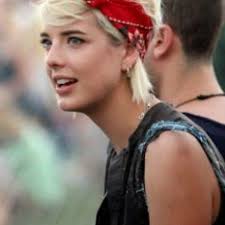 La pointe retombe ainsi sur la. Coiffure Rock 15 Coiffures D Inspiration Rock N Roll