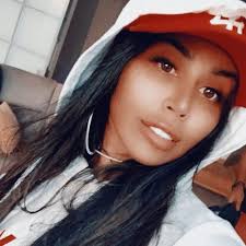 پیام صادقیان بازیکن فوتبال ایرانی کـه سابقه حضور در تیم هایي هم چون ذوب آهن اصفهان و پرسپولیس چندی پیش درسال 1397 در ایام عید کـه مینا نامدار مدل ایرانی مدعی شد کـه با پیام صادقیان رابطه داشته اسـت و وی بـه او خیانت کرده اسـت. Ù„Ø§ÛŒÙˆ Ø¬Ù†Ø³ÛŒ Ù¾Ø³Ø± Û±Û´ Ø³Ø§Ù„Ù‡ Ø¨Ø§ Ù…ÛŒÙ†Ø§ Ù†Ø§Ù…Ø¯Ø§Ø±ÛŒ Ø¨Ù„Ø§Ú¯Ø± Ø§ÛŒÙ†Ø³ØªØ§Ú¯Ø±Ø§Ù… Ø¨Ø§Ø²ØªØ§Ø¨ Ø¨Ø³ÛŒØ§Ø± Ø²ÛŒØ§Ø¯ Ø¯Ø± ÙØ¶Ø§ÛŒ Ù…Ø¬Ø§Ø²ÛŒ