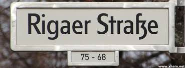 Löschversuche der polizei mit einem wasserwerfer scheiterten im ersten anlauf an rund 200 gewaltbereiten personen, die die einsatzkräfte aus den häusern heraus mit steinen bewarfen. Rigaer Strasse Friedrichshain Kreuzberg Nachrichten