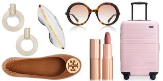 Daca iubeste cafeaua, un set pentru decorat cafele ar putea fi o idee excelenta, in acelasi timp poate fi folosit pentru decorarea torturilor si prajiturilor. Idei De Cadouri Pentru Femei De 8 Martie