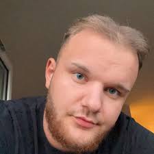 Hvor findes der mange sørgelige personer. Tænk at ET menneske kan forulempe  så mange mennesker. Gæster, andre naboer, borger i Højby som skal lægge øre  til hans larm og protest, familie, ansatte,