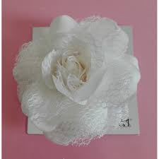 Tessuto in seta, carta, gesso, forbici, ferro da stiro, panno, ago, filo. Fiori Per Abiti E Capelli Rosa Panna In Tulle