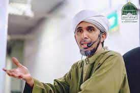 Usia beliau 1 tahun lebih muda dari al habib munzir al musawa alaihi rahmatullah, namun beliau berhasil mendapatkan hati di tengah jutaan umat muslim di malaysia. Biography Habib Ali Zaenal Abidin Al Hamid Majlis Al Muwasolah Singapura