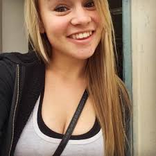 Mandi Roberts (@MandiiRoberts)