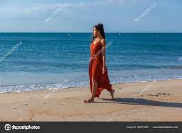 Junge Frau Geht Nackt Auf Dem Sand Des Strandes Konzept - Stockfotografie:  lizenzfreie Fotos © bedeposit 362173220 | Depositphotos