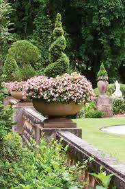 Sotto Voce A Hushed Garden Palette Victoria Magazine English Garden Design Beautiful Gardens Backyard Garden Landscape