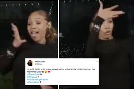 Super Bowl 2023: Rihanna'S Asl Interpreter, 20, Steals The Show At  Half-Time Performance
