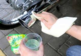 Gunakan pasta boraks dan perasan lemon lalu oleskan ke area tersebut. Farmasi Cara Menghilangkan Karat Pada Besi