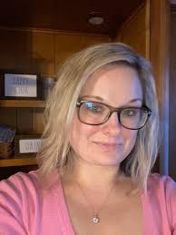 Moisturizing hair ends for frizz-free hair