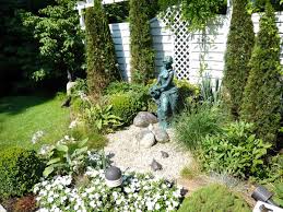 Quellstein Als Schones Dekoratives Designelement Vor Einem Sichtschutz In Einem Garten Garten Design Garten Und Gartengestaltung