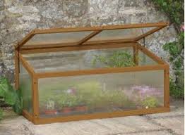 La mini serre botanique s'adresse à tous les jardiniers qui possède un balcon ou un petit extérieur. Serre Jardin Mini Tunnel Bois Polycarbonate Ou Verre Trempe Serre Jardin Mini Serre De Jardin Maison Verte