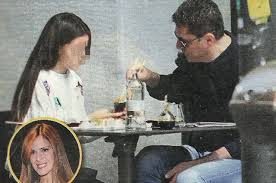Nel 1999 appare come iena nel programma di italia 1. Teo Mammucari Da Iena A Tenero Papa Pranzo Con La Figlia Julia