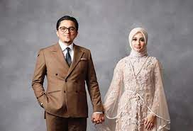 Nggak hanya mewah, pernikahan neelofa, adik dari noor nabila istri engku emran, ini jadi sorotan neelofa merupakan adik kandung noor nabila, istri baru engku emran, yang berprofesi sebagai. Nora Danish Jadi Orang Tengah Lima Bulan Berkenalan Diganggu Orang Ketiga Ini 6 Fakta Perkahwinan Laudya Cynthia Bella Engku Emran Hiburan Mstar