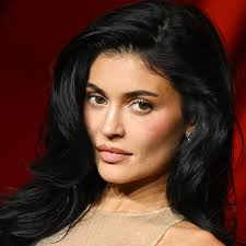 M.A.C.'s Holiday Collection Is Inspired by the Ultimate '90s Diva