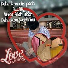 Ada dua hadits tentang sholat tiang agama yang statusnya sahih dan hasan, yaitu hadits dari ibnu majah, tirmidzi dan bukhari, muslim, berikut ini Sholat Adalah Tiang Agama Kata Kata Mutiara Facebook
