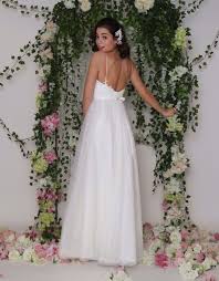 Schönste brautkleid für den schönesten tag. Minimalistische Brautkleider I Entdecken Sie Monica Santana Brautmode