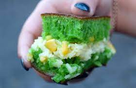 Selain itu ada juga puding hati manusia, es bola mata frankenstein, puding coklat, puding bola mata setan, ice fruit caramel, es pisang, mochi ice cream, salad, nasi hitam, cumi lada hitam, dan juga spaghetti bakar. Resep Martabak Manis Pandan Dengan Topping Keju