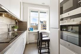 Daha dar mutfak tezgahlarıyla duvarınızı kaplayabilir; Dar Mutfaklar Nasil Dekore Edilmeli Dekoroneri