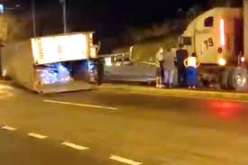 O ambulanță la fața locului. 9xb7g9bufusldm