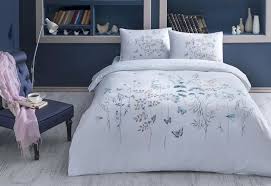 Tek kişilik nevresim takımlarında 1 adet yastık kılıfı bulunurken çift kişilik nevresim takımlarında yastık kılıfı sayısı 2'dir. Tac Ranforce Tek Kisilik Nevresim Takimi Alina Turkuaz Lavin Mobilya