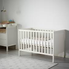 Die grundausstattung umfasst jedoch in der regel ein babybett, einen wickeltisch oder eine . Sundvik Babybett Weiss 70x140 Cm Ikea Deutschland