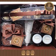 Monte Sua Cesta Gourmet Cesta Cheia De Delicias Para Presentear Alguem Especial Nesta Cesta 2 Bo Cake Wrapping Ideas Cookie Packaging Brownie Packaging