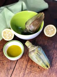 I carciofi alla siciliana sono un piatto tipico della tradizione culinaria dell' isola. I Carciofi Bolliti Interi In Pinzimonio Sono Un Contorno Semplice E Buonissimo