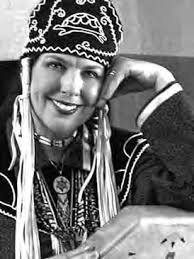 She Looks For News”