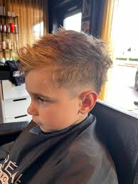 ✂️ Fris, stoer en helemaal zomerproof! ☀️💇‍♂️ Bij Sarah Haar Zaak zorgen  we ervoor dat ook de kleinsten stralen met een hip kapsel! Deze coole  jongenslook met opgeschoren zijkanten en speelse textuur