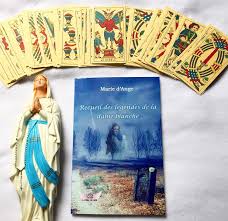 Quand elle était en vie, elle a noyé ses enfants dans un accès de folle jalousie, puis, dévastée par le chagrin, elle s'est jetée dans le fleuve déchaîné. Recueil Des Legendes De La Dame Blanche Marie D Ange