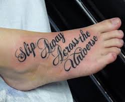 Desain gambar tato tulisan huruf keren gambar tips secara umum tato gangster dapat diliat dari jenis huruf yang dipakai biasanya mereka memakai huruf jenis block style atau cursive style yang ditato di bagian belakang atas di jari jari ataupun di leher bagian belakang berikut beberapa contoh. 16 Contoh Tato Tulisan Keren Ditangan Dada Kaki Punggung Dan Lengan Gambar Tato Keren