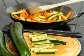 Le zucchine gratinate sono un contorno facile e leggero, che preparerete in pochissimo tempo: Contorno Di Zucchine E Carote In Padella Come Farlo Donnad