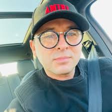 Tom Miles (@CHICAGODjthomas)