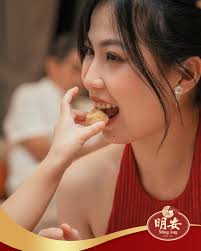 Ming Ang Confectionery 明安特產專賣店|  传递心意，饼香传情。明安饼家，用心烘培，用爱传递。母女俩共享明安年饼，可爱小女孩亲手喂妈咪，欢声笑语中尽情享受。在这美好时刻，感受浓浓年味。  立即行动，品味这份温馨！ Link 🔗 in bio Capturing sentiments in every ...
