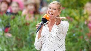 It is a seasonal live programme which airs only during the summer months with 16 to 21 episodes being produced. Zdf Fernsehgarten Zeigt Andrea Kiewel Im Pool Kiwi Wird Zur Badenixe
