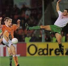 The Dirtiest Soccer Players In History Sportige Vinnie Jones Soccer Players Ronald Koeman