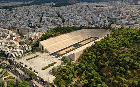 Τι φόρεσε η κληρονόμος και σχεδιάστρια κοσμημάτων 8riler Sto Kallimarmaro Nearh Bre8hke Kremasmenh Me Loyri Skyloy