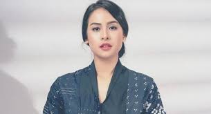 Dalam unggahan itu, maudy ayunda tampil dengan kebaya kutu baru merah dengan bawahan berupa kain batik. Live Pertengkaran Di Instagram Warganet Khawatirkan Maudy Ayunda