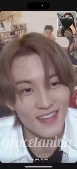 Mark Lee Catch The Phone to The Host