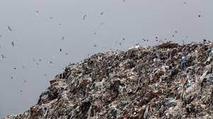 Pentru stingerea incendiului, pompierii au intervenit cu opt autospeciale. Poluarea Cu Cianuri De La Groapa De Gunoi Glina Se PropagÄ Spre BucureÈti