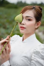 Ngắm sắc sen đầu mùa qua những tấm hình của giới trẻ