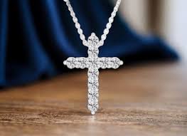 Image de collier croix en diamant