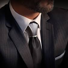 Noeud De Cravate En Titane Elegant Et Design Costume Anthracite Cravate Noire Et Bijoux De Cr Noeud De Cravate Styles De Mode Pour Hommes Style Costume Homme