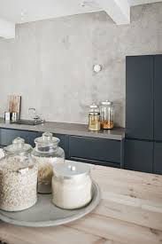 mooi dienblad met glazen voorraadpotten op tafel in de keuken keuken ontwerp keuken eetkamer keuken interieur