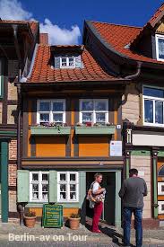 Viele prachtvolle fachwerkhäuser verzieren die einkaufsmeile. Wernigerode Altstadtbummel Berlin Av Berichte Fotos Und Videos Aus Berlin