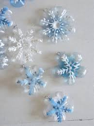 Les idées n° 7, 10, 12, 13, 15, 17, 20 sont des tutoriel vidéo! Des Flocons A Partir De Bouteilles En Plastique Cabane A Idees Art De Bouteille En Plastique Bricolage A Base De Bouteilles Creations Avec Des Bouteilles En Plastique