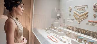 Εκθέματα από το μουσείο παιχνιδιών μπενάκη. H 3exwristh Parastash Ths Eyas Simatoy Anamesa Sta Ek8emata Toy Moyseioy Mpenakh Eikones Wedding Dresses Lace Alexander The Great Lace Wedding